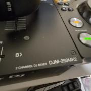Pioneer DJ szett: 2x XDJ-700 lejátszó + DJM-250MK2 keverő + fejhallgatók
