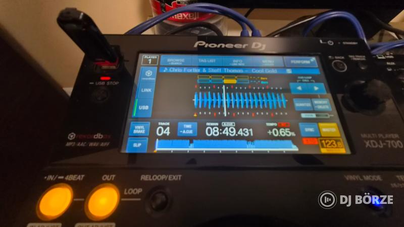 Pioneer DJ szett: 2x XDJ-700 lejátszó + DJM-250MK2 keverő + fejhallgatók