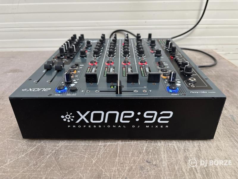 Allen&Heath Xone 92 hordtáskával