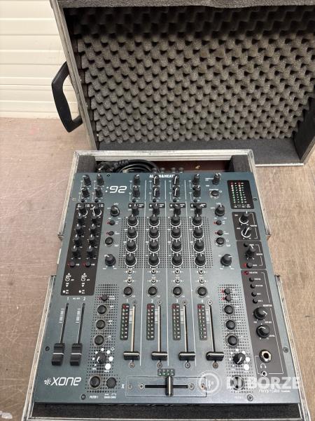 Allen&Heath Xone 92 hordtáskával