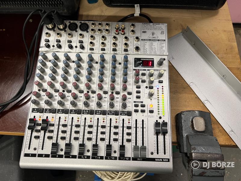 Behringer Eurorack UB1622FX-Pro analóg keverő