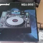 2 db Gemini MDJ 900 lejátszó és egy Behringer Pro Mixer DJX750 keverő