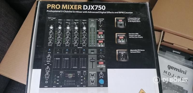 2 db Gemini MDJ 900 lejátszó és egy Behringer Pro Mixer DJX750 keverő