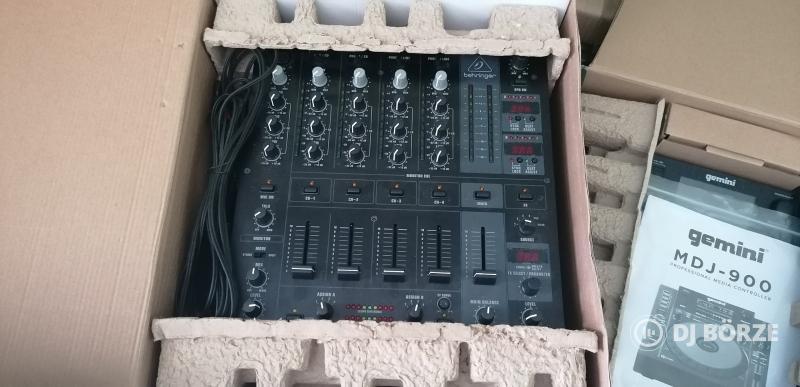 2 db Gemini MDJ 900 lejátszó és egy Behringer Pro Mixer DJX750 keverő