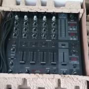 2 db Gemini MDJ 900 lejátszó és egy Behringer Pro Mixer DJX750 keverő