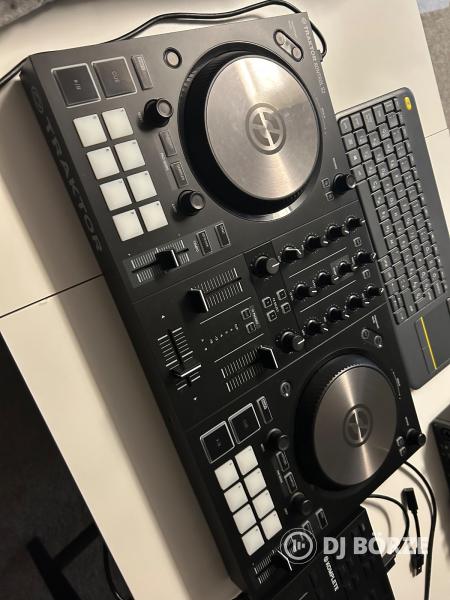 Native Instruments Traktor Kontrol S2 MK3