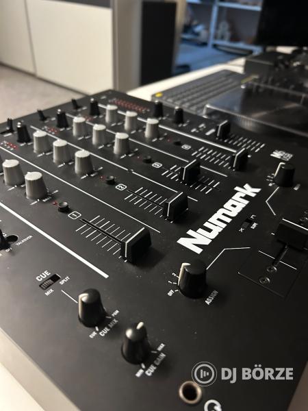 Numark M6-USB DJ keverő