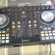 Native Instruments Traktor Kontrol S4 Mk2 + UDG Hardcase táska