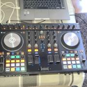 Native Instruments Traktor Kontrol S4 Mk2 + UDG Hardcase táska