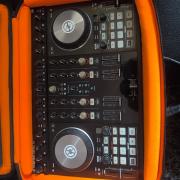 Native Instruments Traktor Kontrol S4 Mk2 + UDG Hardcase táska