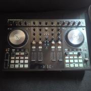 Native Instruments Traktor Kontrol S4 Mk2 + UDG Hardcase táska