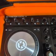 Native Instruments Traktor Kontrol S4 Mk2 + UDG Hardcase táska