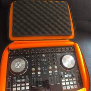 Native Instruments Traktor Kontrol S4 Mk2 + UDG Hardcase táska