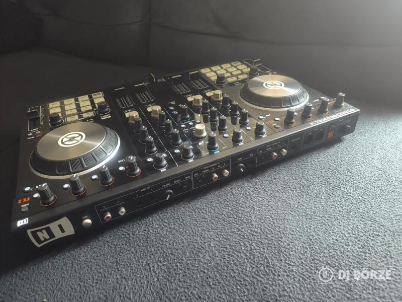 Native Instruments Traktor Kontrol S4 Mk2 + UDG Hardcase táska