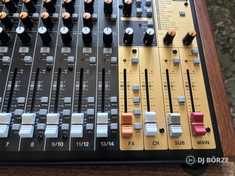 Tascam Model 16 - Mixer, USB-s multitrack interface, SD-kártyás rögzítő