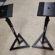 JBL 305P MkII aktív stúdió hangfal pár Soundking állványokkal, megkímélt állapotban