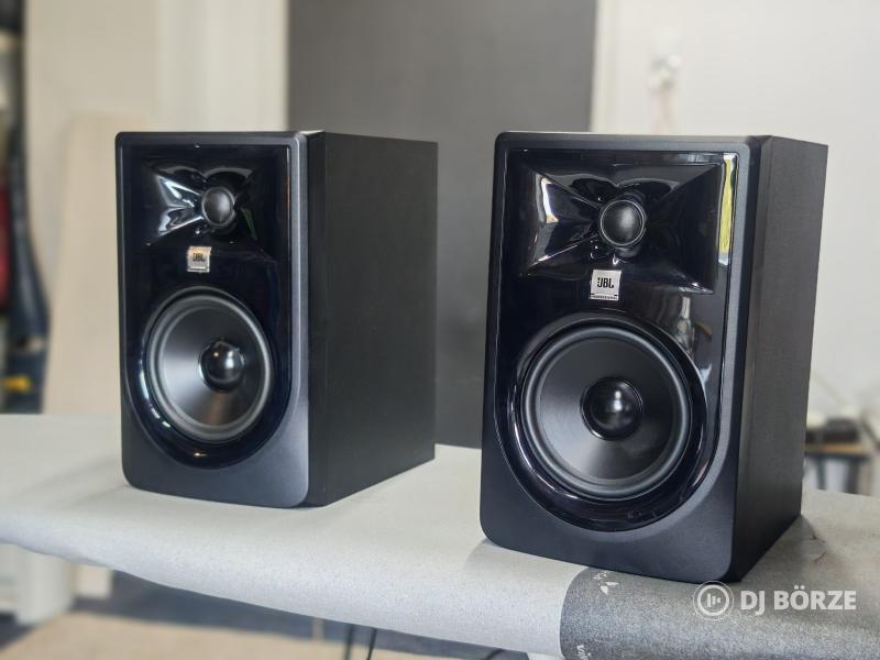 JBL 305P MkII aktív stúdió hangfal pár Soundking állványokkal, megkímélt állapotban