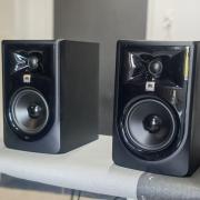 JBL 305P MkII aktív stúdió hangfal pár Soundking állványokkal, megkímélt állapotban