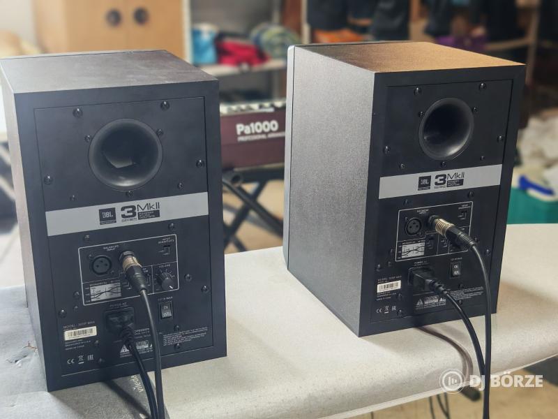JBL 305P MkII aktív stúdió hangfal pár Soundking állványokkal, megkímélt állapotban