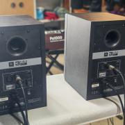 JBL 305P MkII aktív stúdió hangfal pár Soundking állványokkal, megkímélt állapotban