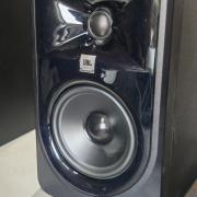 JBL 305P MkII aktív stúdió hangfal pár Soundking állványokkal, megkímélt állapotban