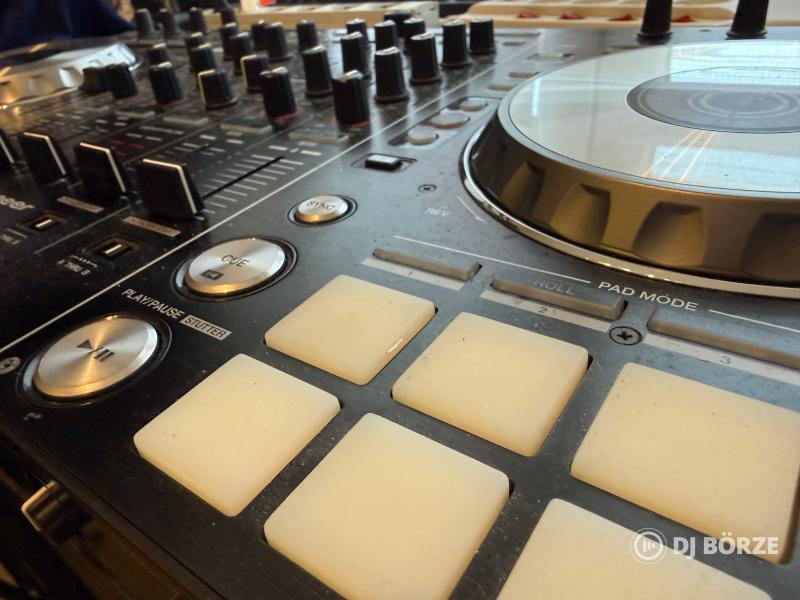 Pioneer DDJ-SX kontroller + szállítóláda (rack)