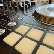 Pioneer DDJ-SX kontroller + szállítóláda (rack)