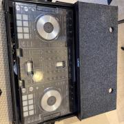 Pioneer DDJ-SX kontroller + szállítóláda (rack)