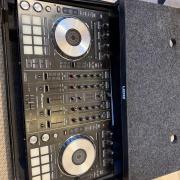 Pioneer DDJ-SX kontroller + szállítóláda (rack)