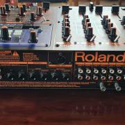 Roland DJ-2000 professzionális DJ keverő