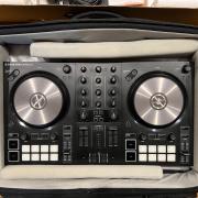Native Instruments Traktor S2 MK3 DJ kontroller